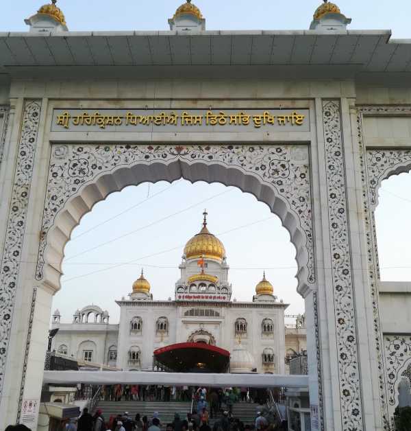 Inde New Delhi bâtiment blanc d'un temple aux coupoles dorées