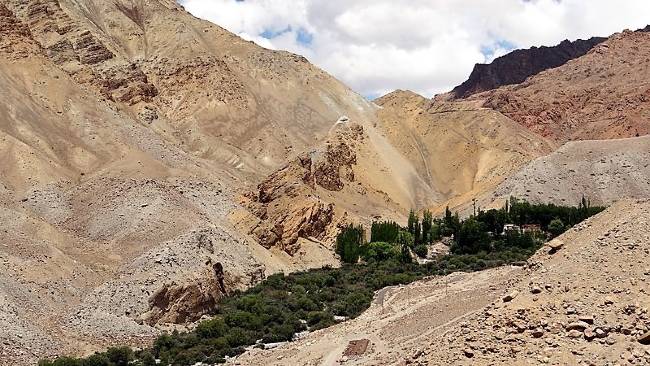 Oasis de verdure enserrée par des montagnes arides