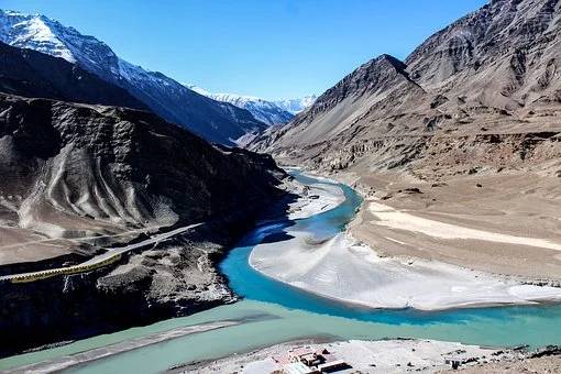 Inde Ladakh 2 rivières se rejoignent au milieu des montagnes