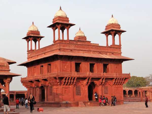 Inde bâtiment carré à tourelles en grès rouge au soleil couchant