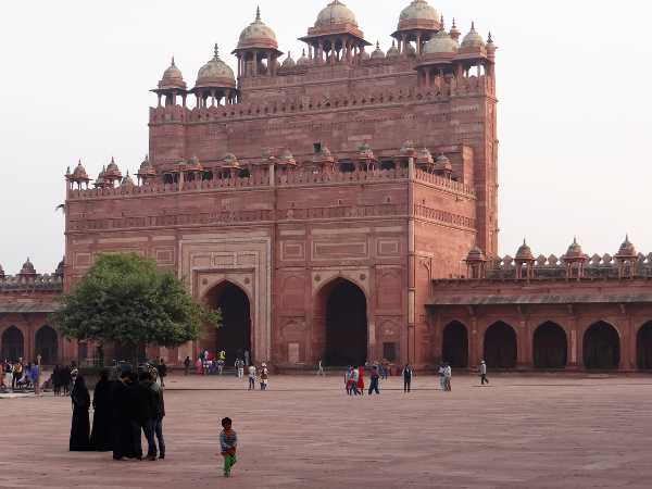 Inde gigantesque porte en grès rouge