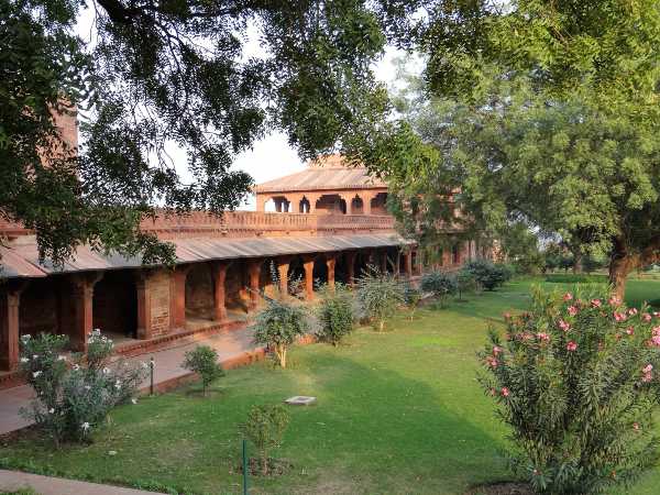 Inde cloître grès rouge autour d'un carré de jardin