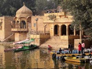 Rajasthan coupoles en pierres ocres au bord d'un lac