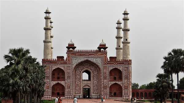 Inde bâtiment grès rouge et incrustation blanches avec 4 minarets