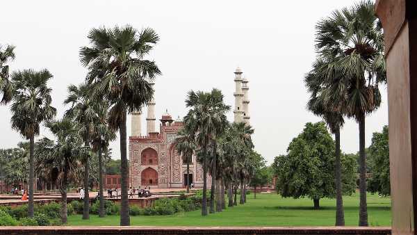 Bâtiment au 4 minarets derrière rideau de cocotiers