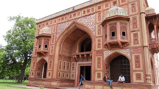 Inde bâtiments de style moghol avec des hommes assis devant