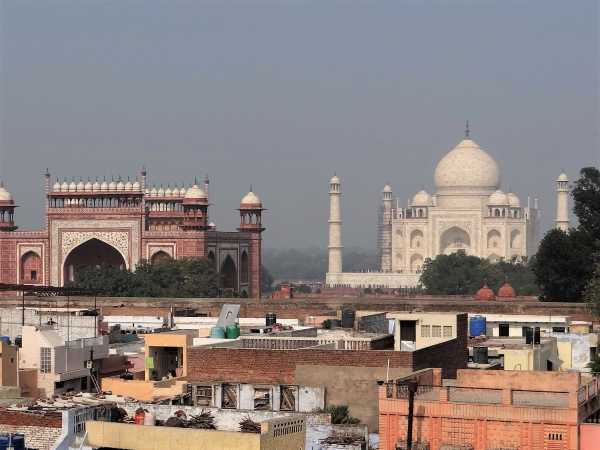 Inde vue du Taj Mahal par-dessus des toits