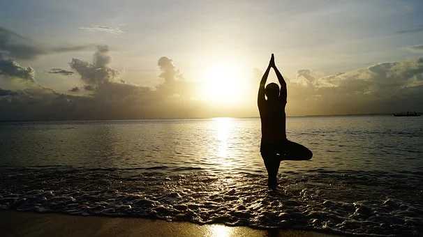 Posture de yoga devant la mer