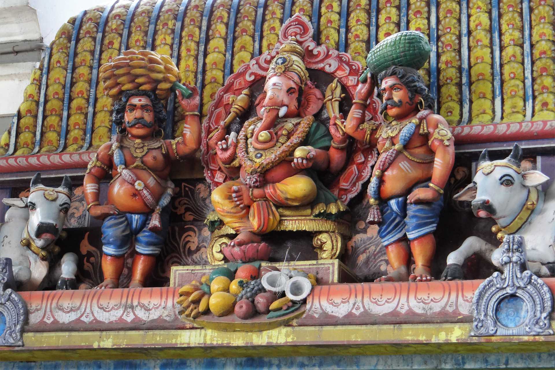 Statuettes colorées hommes et dieu éléphant