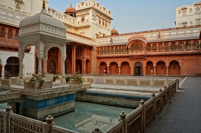 Patio d'un palais en grès rouge avec bassin au centre