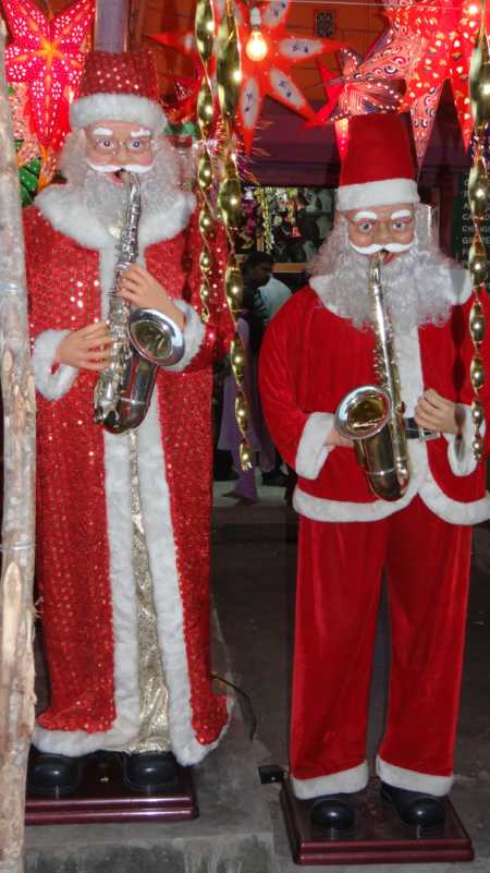 Mannequins déguisés en Père Noël