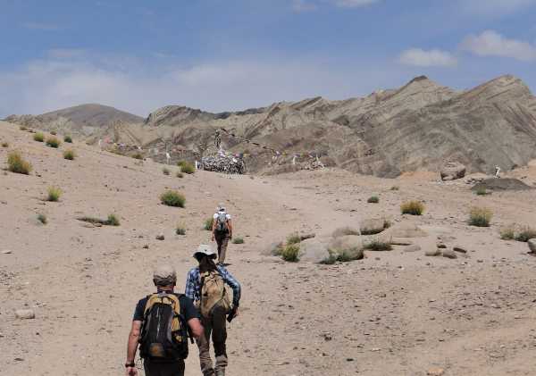 Randonneurs montant un chemin