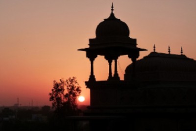 Inde coucher de soleil derrière une coupole