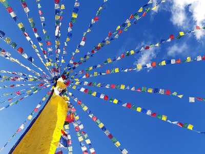 Inde Ladakh drapeaux de prières sur fond de ciel bleu