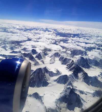 Vue d'avion sur une mer de montagnes enneigées