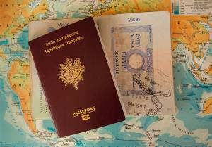 Passeport et visa sur une carte du monde