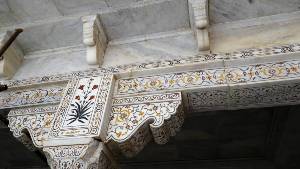 Chapiteau d'une colonne en marbre blanc serti de motifs floraux en pierres incrustées
