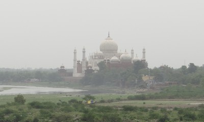 Taj Mahal vu de loin enveloppé de brume