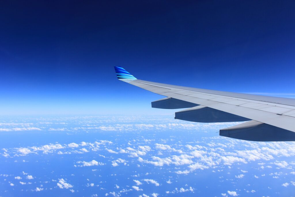 Aile d'avion volant sur des nuages