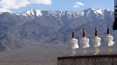 4 stupas sur fond de montagnes aux sommets enneigés
