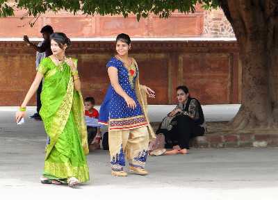 2 femmes en sari vert et penjabi bleu