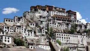 Monastère bouddhiste en étage épousant une colline