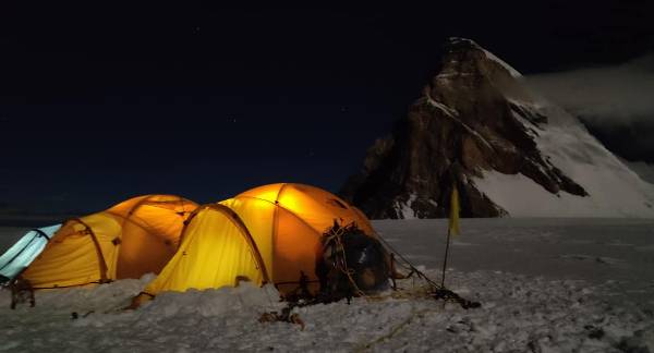 Tentes sur de la neige éclairées de l'intérieur