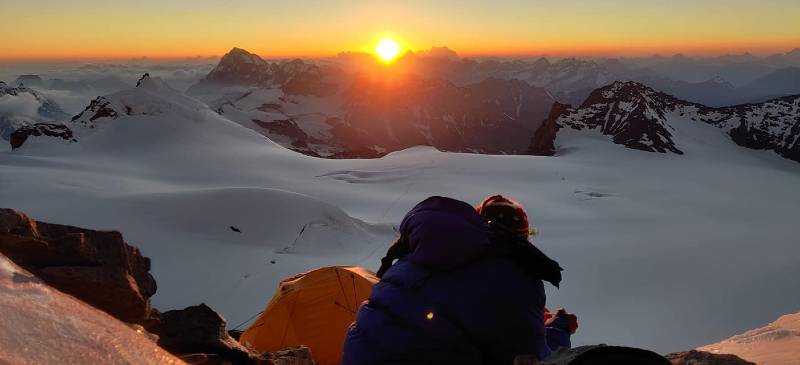 Coucher de soleil au-dessus de cimes enneigées