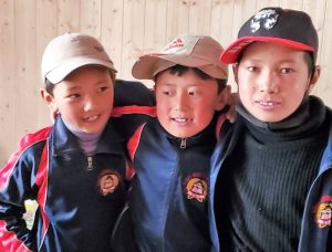 3 garçonnets copains se tiennent par l'épaule pour la photo