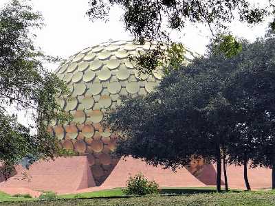 Immense boule dorée, posée sur un socle de pierres roses