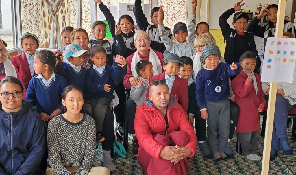 Une classe entière pose pour la photo