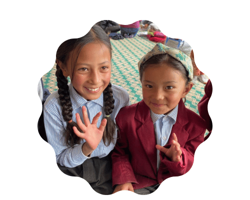 2 petites filles qui saluent d'une geste de la main