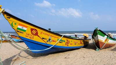 Mamallapuram barque colorée sur la plage