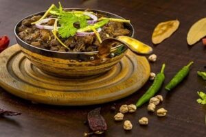 Un plat de nourriture avec une cuillère dedans
