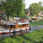 Petit bateau sur un canal envahi de lentilles d'eau
